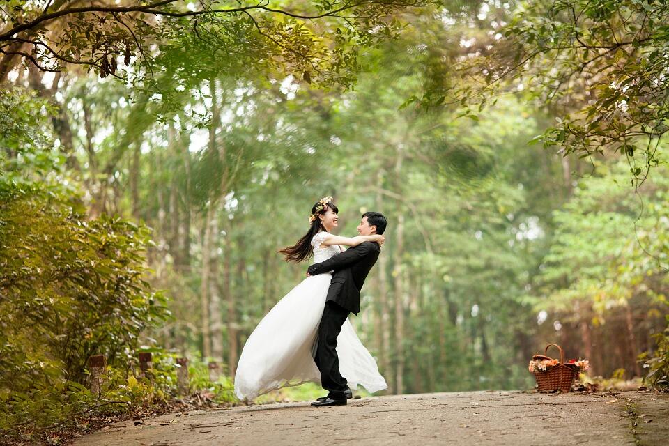 Wedding Photographer's Safety Shot Technique Divides Internet